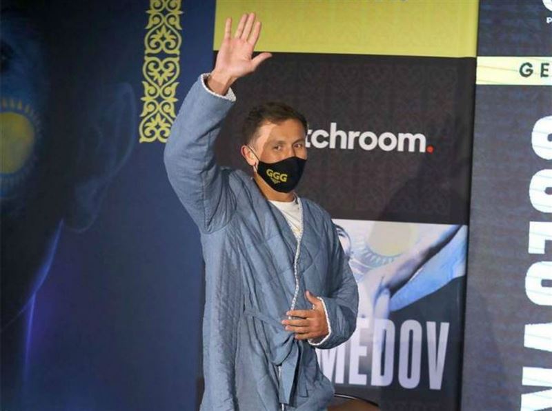 Головкин салмақ өлшеу рәсіміне қазақтың шапанын киіп шықты